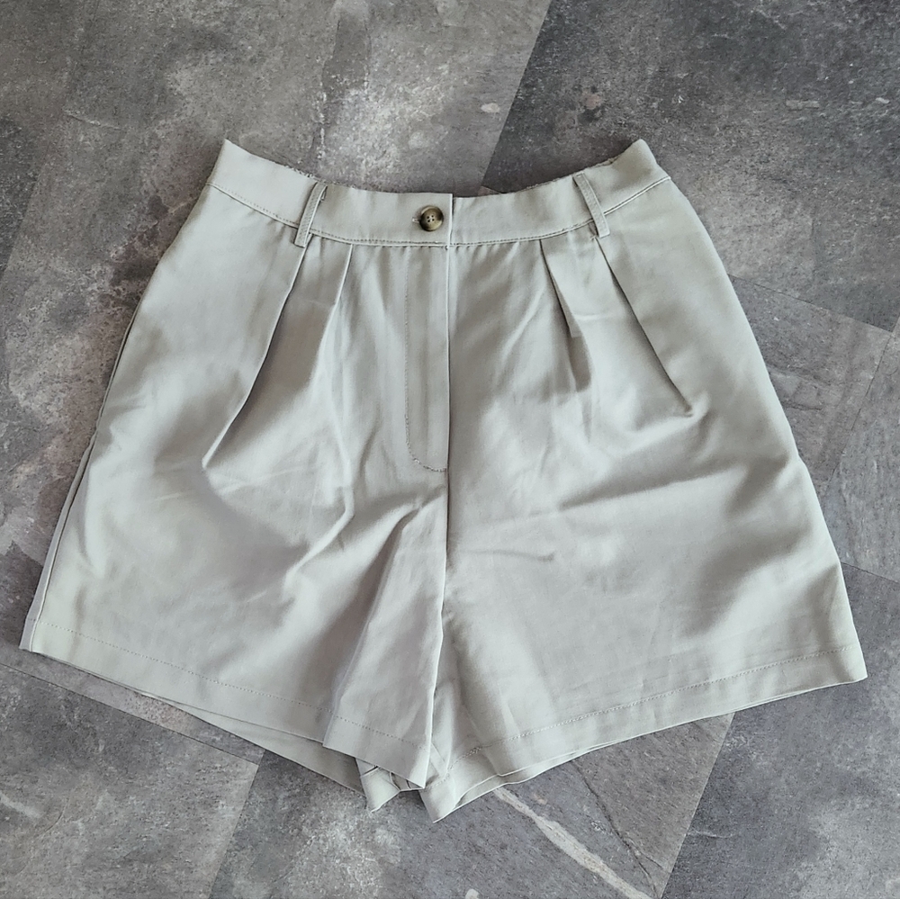 Lulu's Womens S Light Gray Pleated Front Tailored High Rise Shorts 4" Inseam